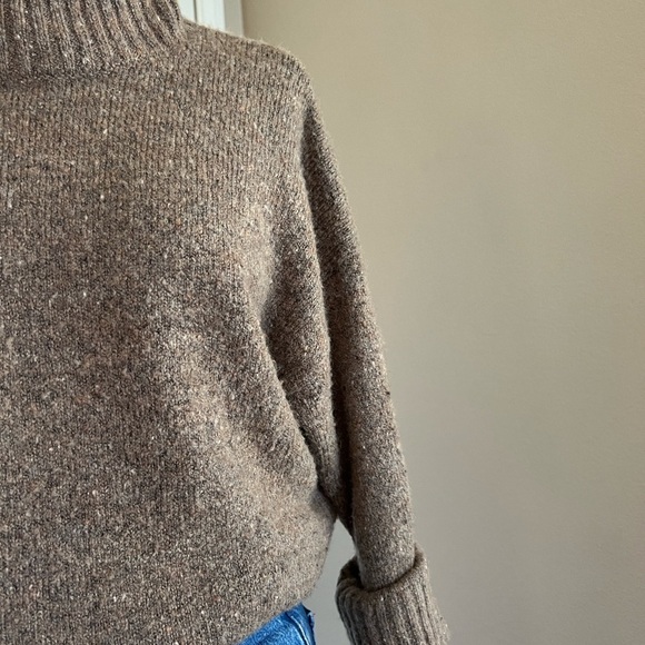 Well Worn Brand Knot Turtleneck - Picture 4 of 6